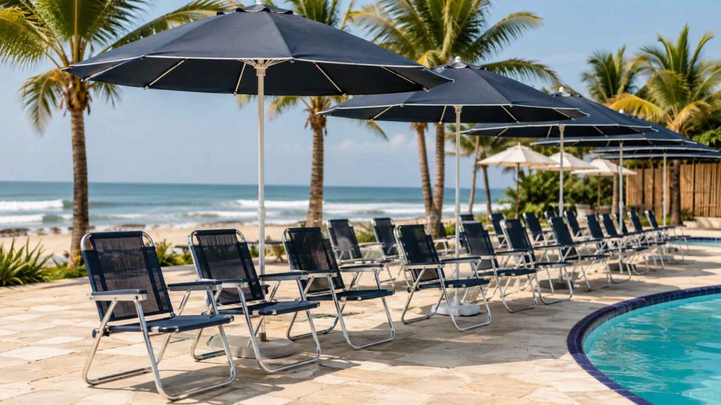 Cadeiras de praia reforçadas organizadas em área externa de hotel